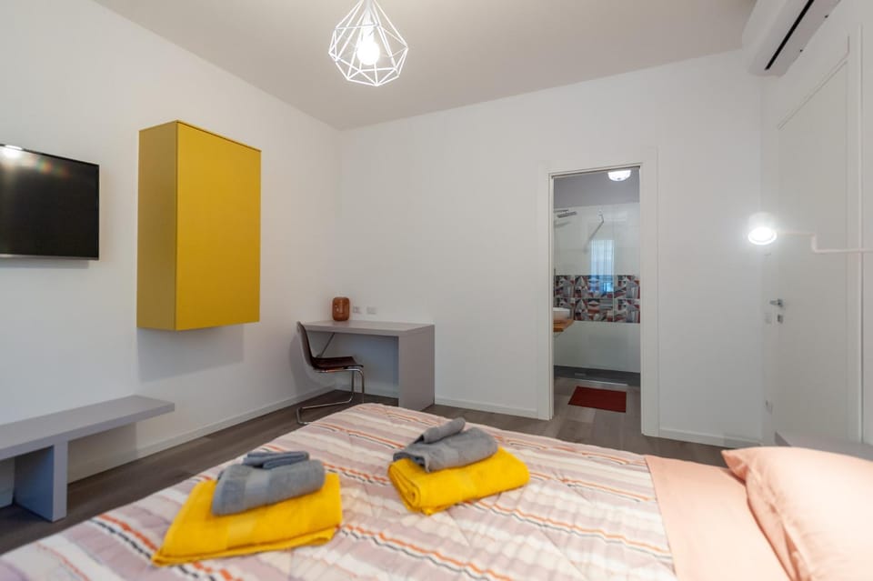 Bed, TV and multimedia, Photo of the whole room, Bedroom, wardrobe