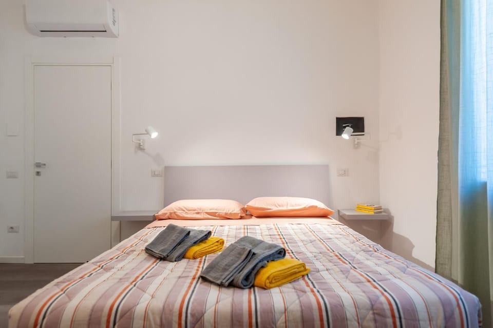 Bed, Bedroom, towels