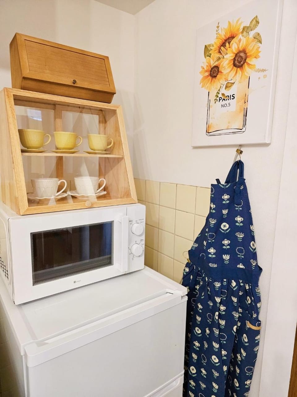 Kitchen or kitchenette, minibar