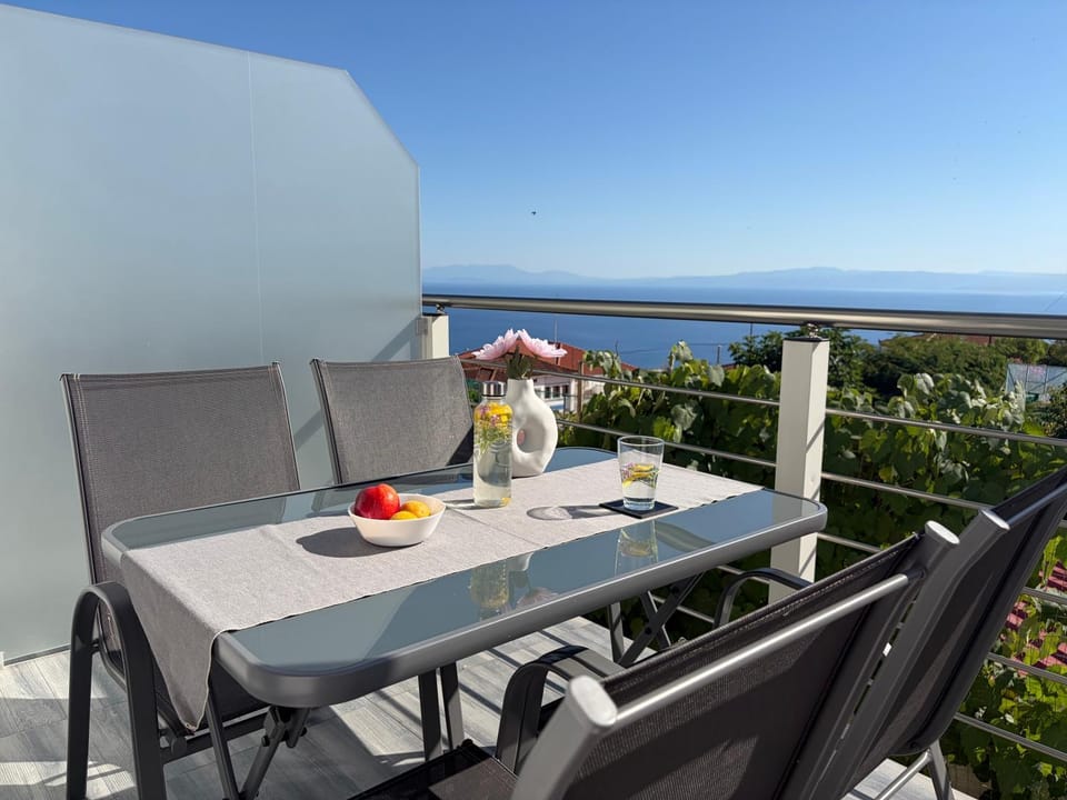 Natural landscape, View (from property/room), Balcony/Terrace, Dining area, Sea view
