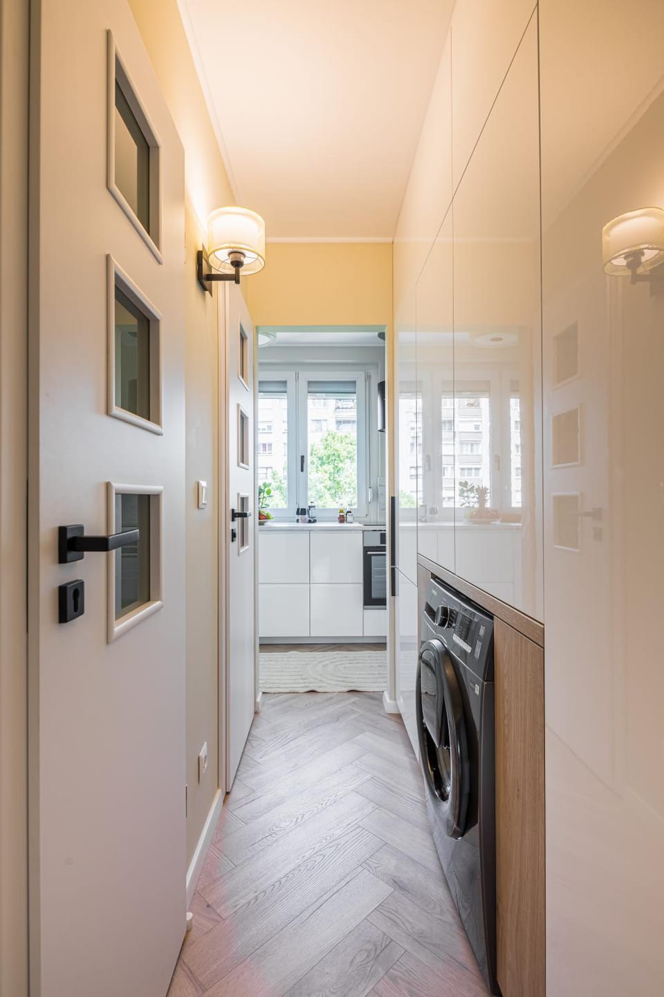 Kitchen or kitchenette, washing machine