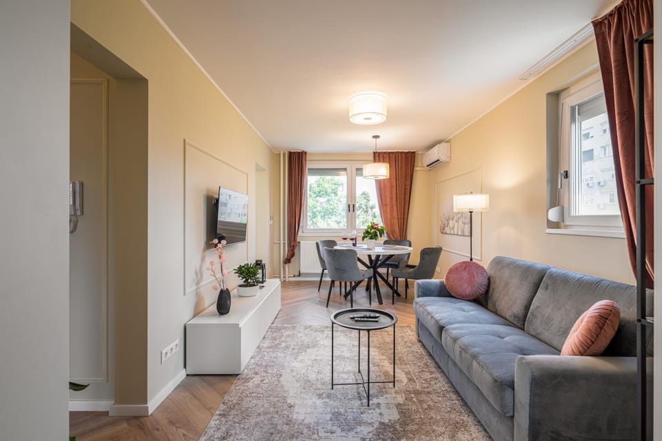 TV and multimedia, Living room, Seating area, Dining area