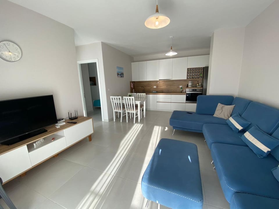 TV and multimedia, Kitchen or kitchenette, Living room, Seating area, Dining area