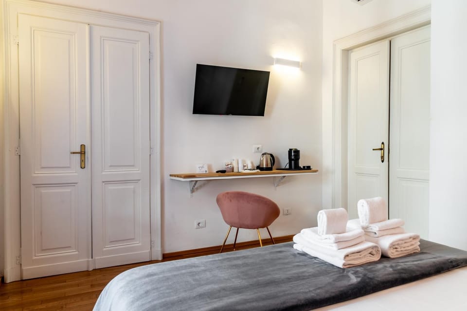 Bed, TV and multimedia, Bedroom