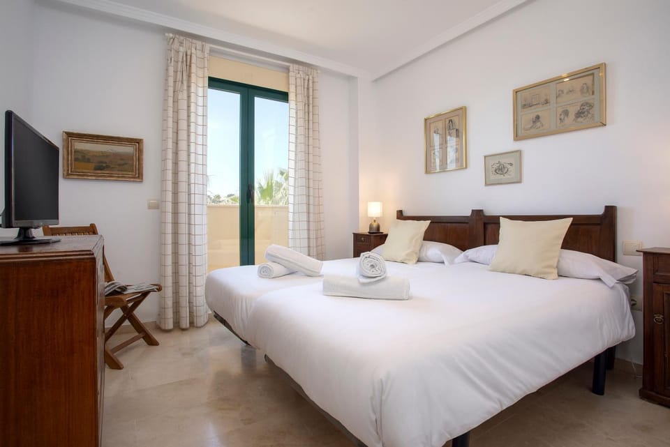 Bed, TV and multimedia, Photo of the whole room, Bedroom