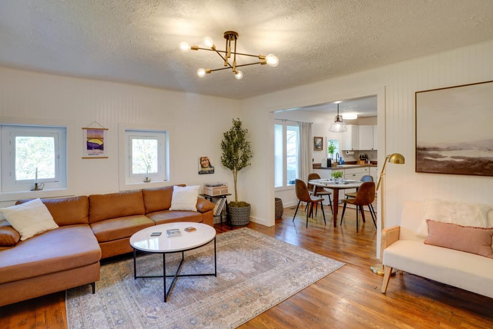 Mid-Century Modern Fayetteville Home Close to Town House in Fayetteville
