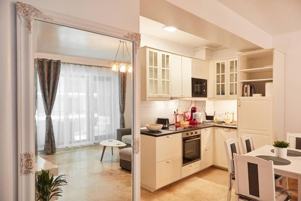 Breeze Way Apartment, 10 metri de plaja Apartment in Constanța County
