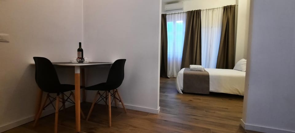 Bed, Photo of the whole room, Dining area, Bedroom