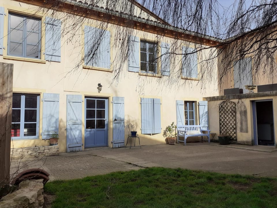 Les volets bleus Bed and Breakfast in Auvergne-Rhône-Alpes