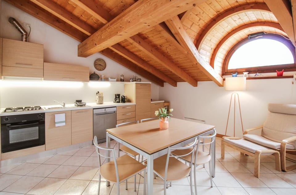Kitchen or kitchenette, Living room, Seating area, Dining area, dishwasher, oven, pet friendly, stove