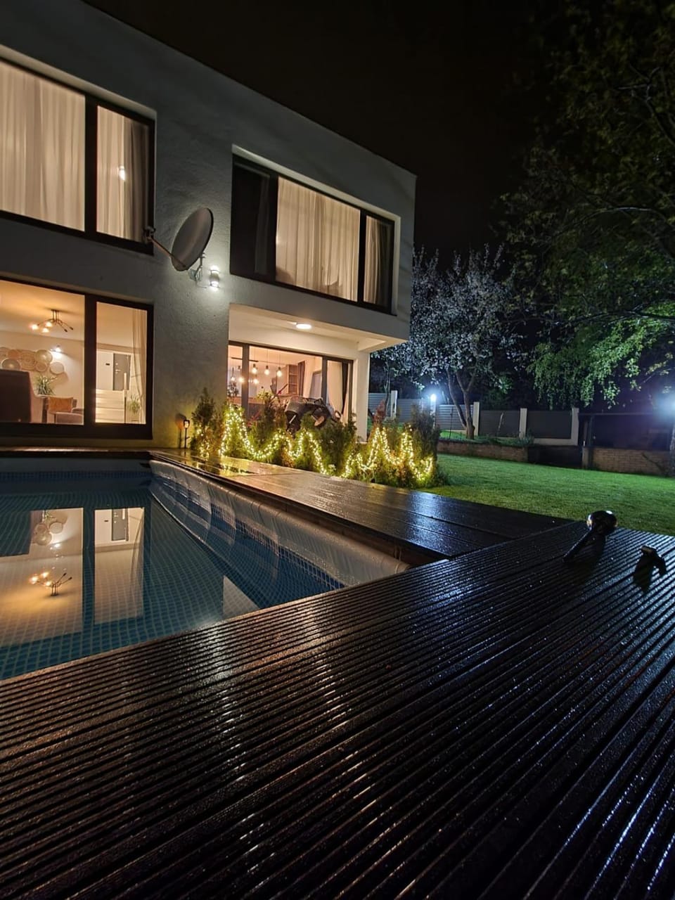 Property building, Night, Garden, Garden view, Swimming pool, sunbed