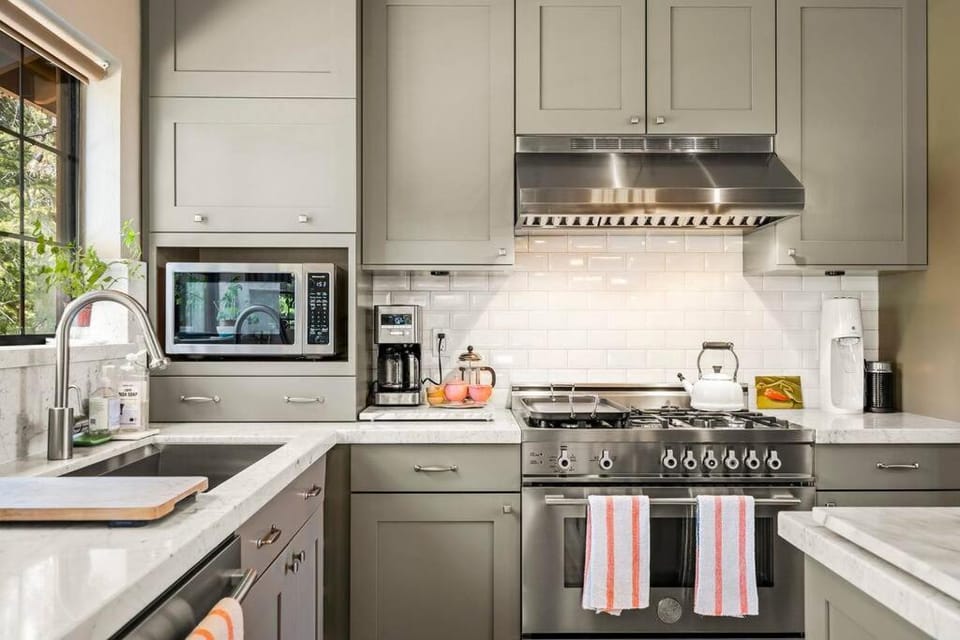 Coffee/tea facilities, Kitchen or kitchenette, dishwasher, minibar, oven, stove, toaster