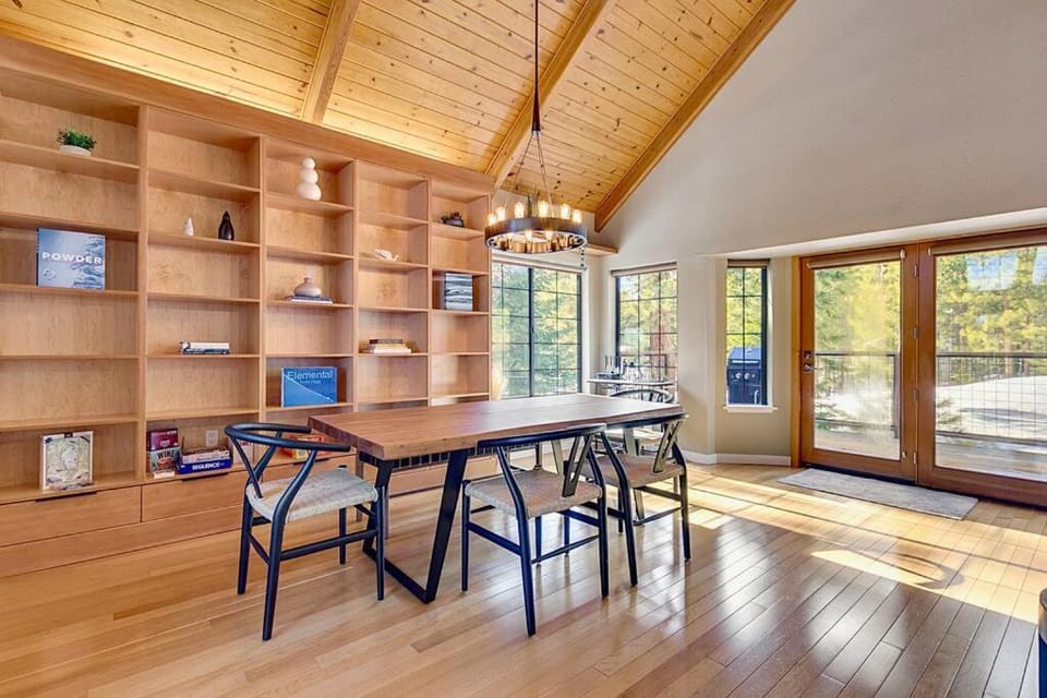 Game Room, Dining area