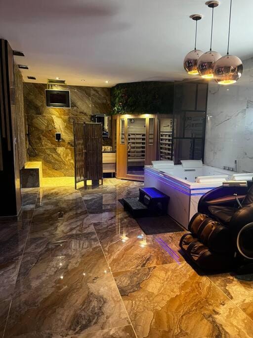 Krystalisya Room Suite Spa Privatif Sauna Jacuzzi Siege Massant Apartment in Marseille