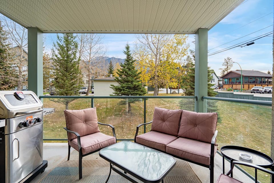 Polar Peaks Hot Tub Pool Gas Fireplace Apartment in Radium Hot Springs