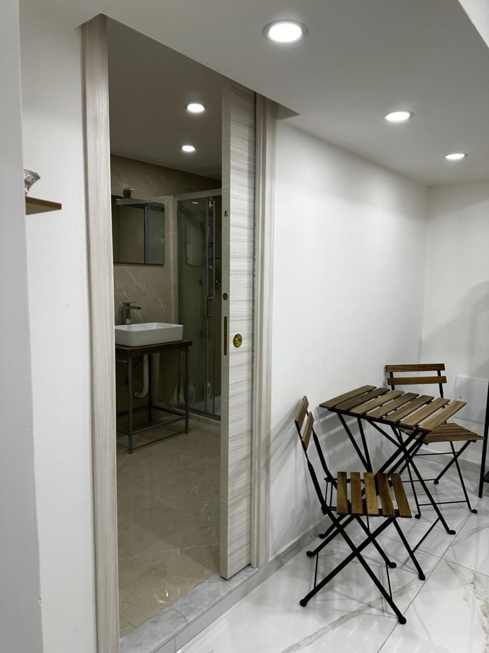 Bathroom, Dining area