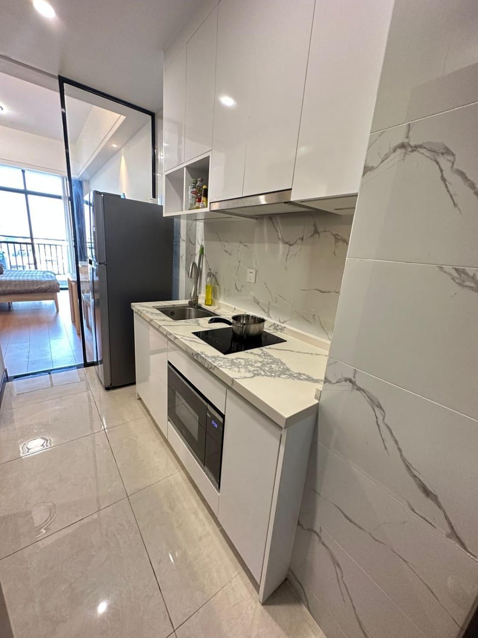 Kitchen or kitchenette, minibar, stove