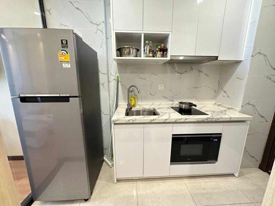 Kitchen or kitchenette, minibar, stove