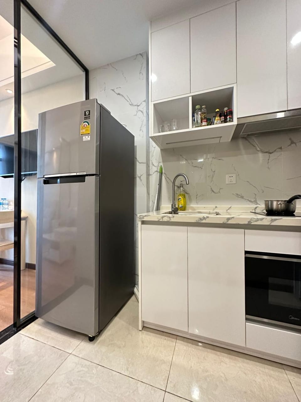 Kitchen or kitchenette, minibar, stove