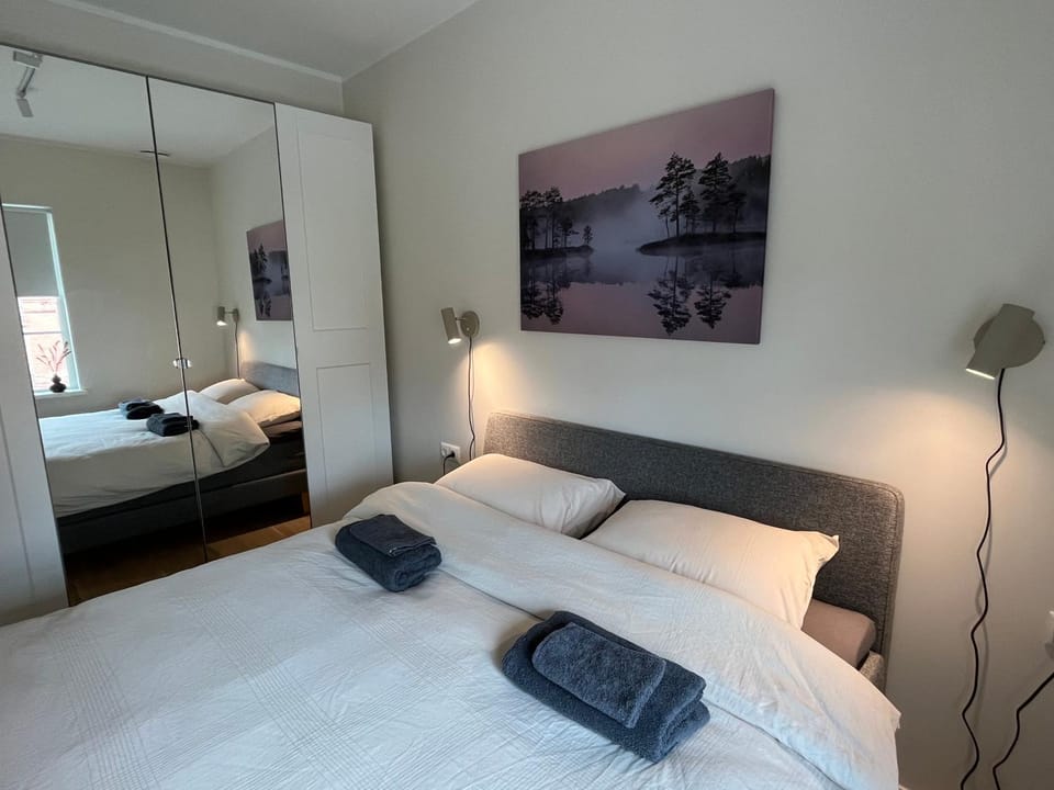 Bedroom, towels