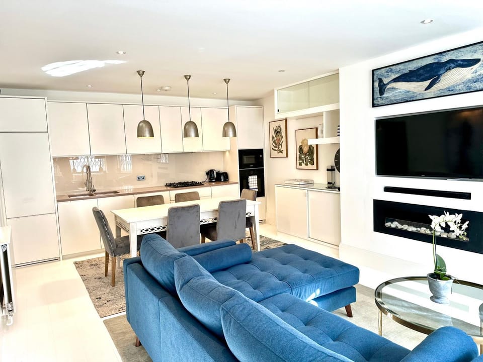 TV and multimedia, Kitchen or kitchenette, Living room, Seating area, Dining area, dishwasher, oven, stove