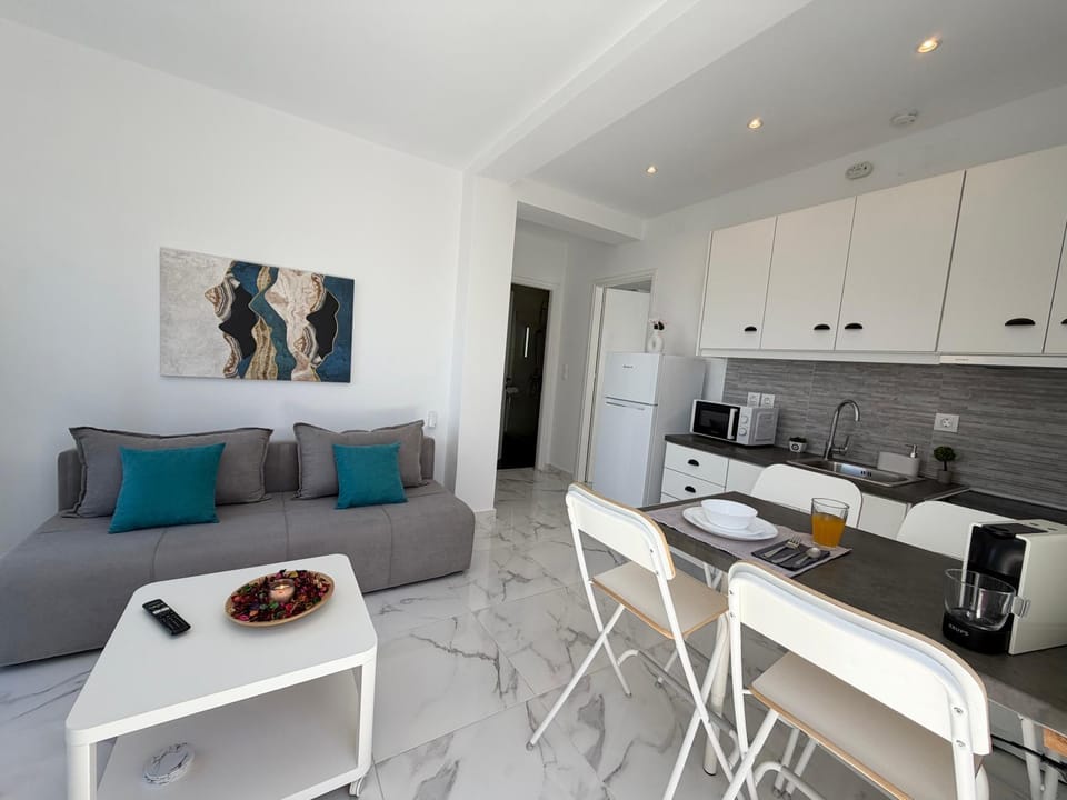 Coffee/tea facilities, Kitchen or kitchenette, Living room, Seating area, Dining area, oven, stove, toaster