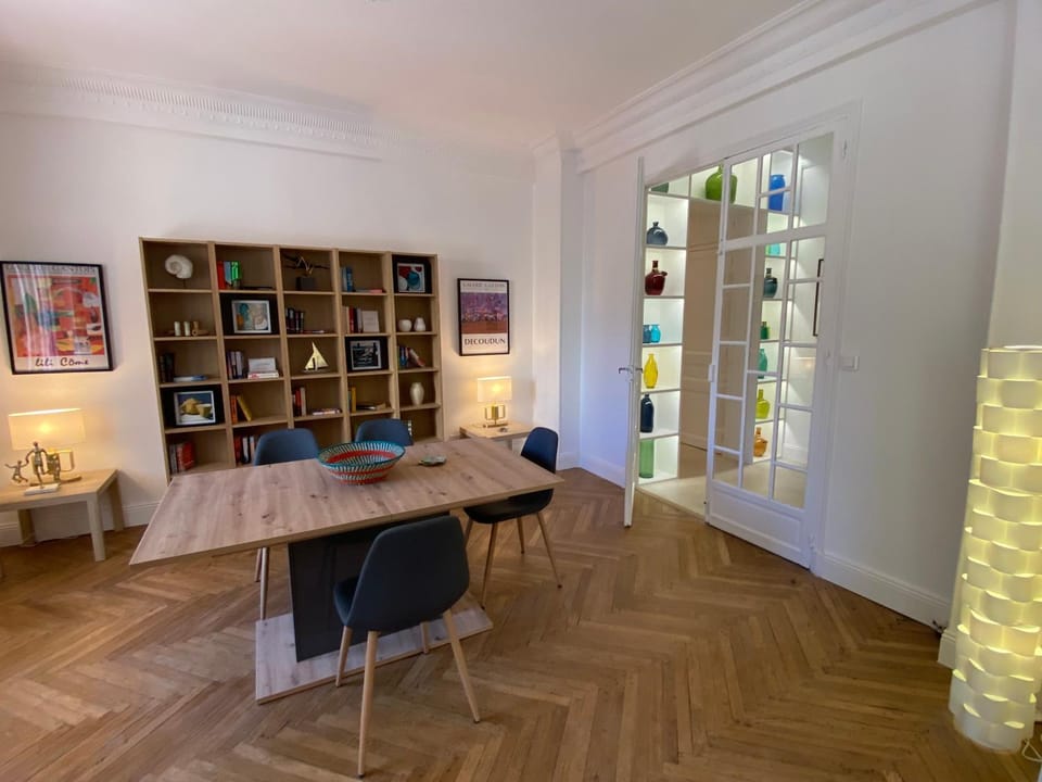 Seating area, Dining area