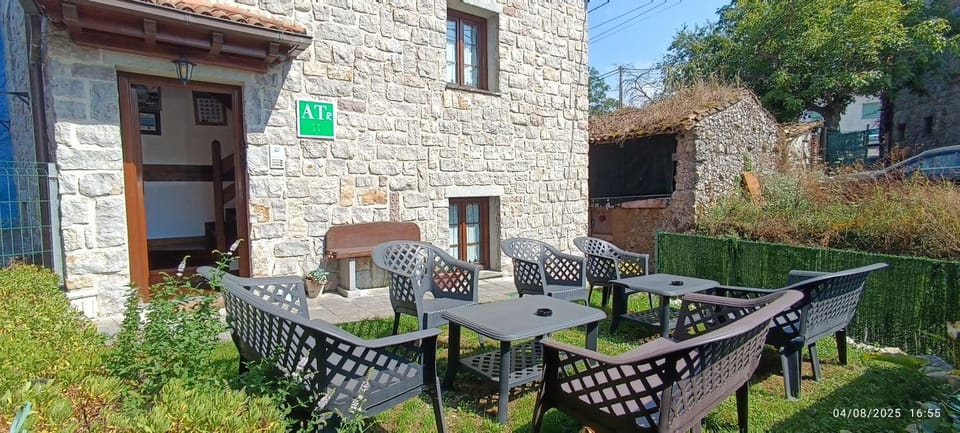 Property building, Spring, Day, Garden, Garden, Dining area, Garden view, Parking, internet