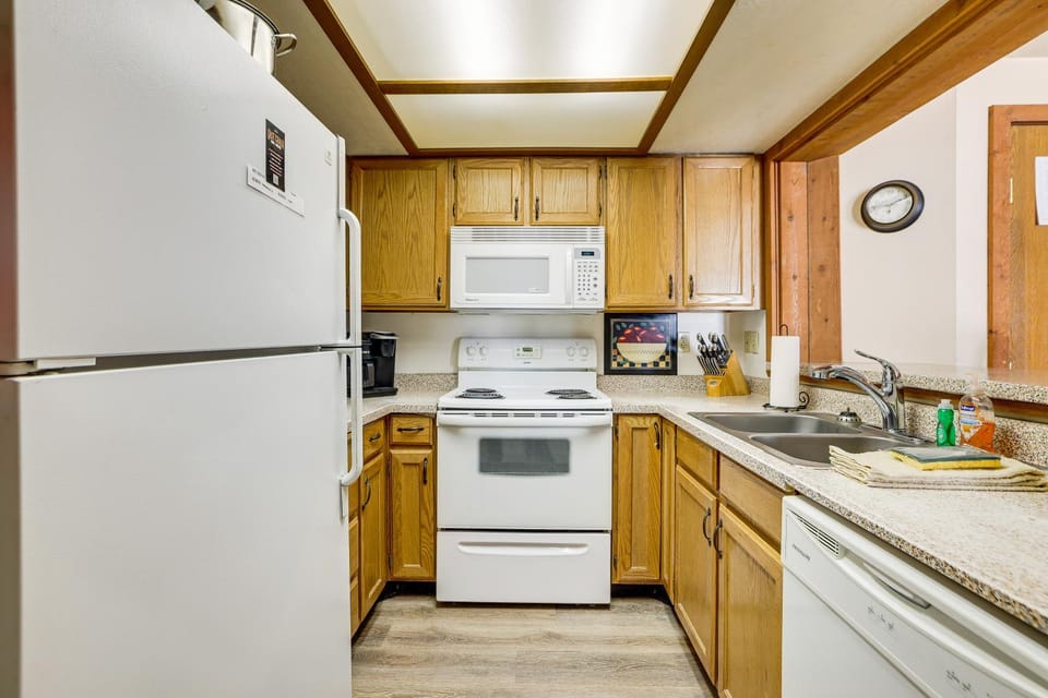 Timberbrook Village Condo: Community Pool, Hot Tub House in Brian Head