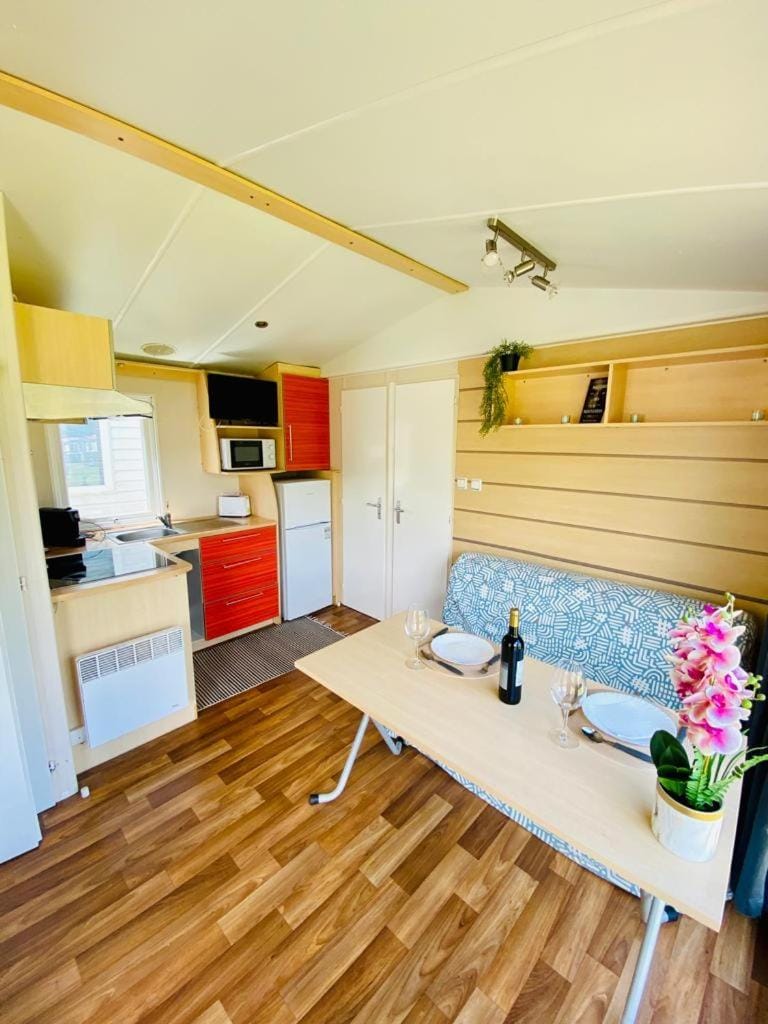Kitchen or kitchenette, Internal: Not applicable to any particular room