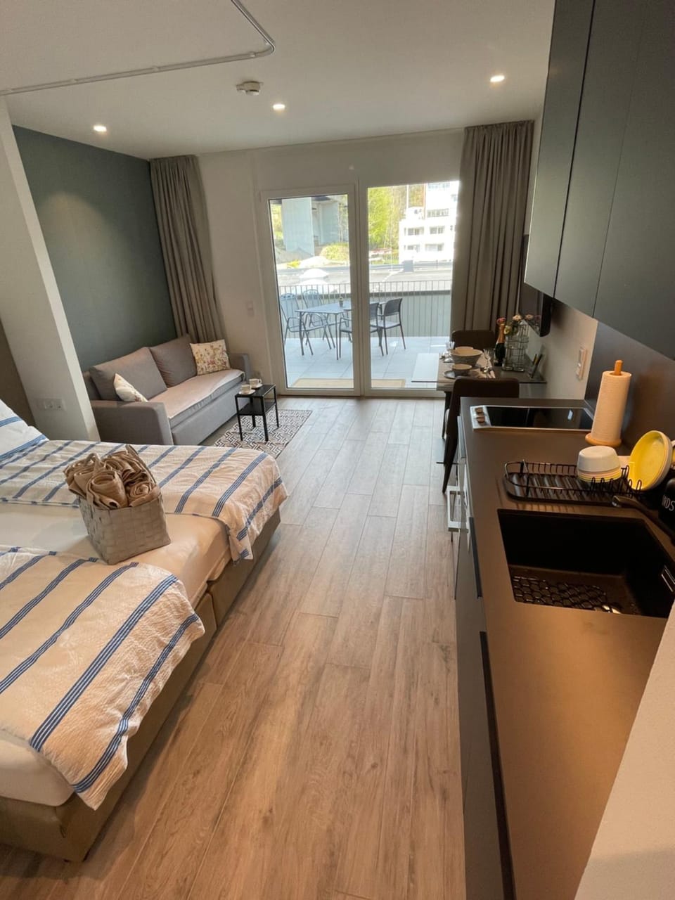 Bed, TV and multimedia, Balcony/Terrace, Kitchen or kitchenette, Living room, Photo of the whole room, Seating area, Bedroom