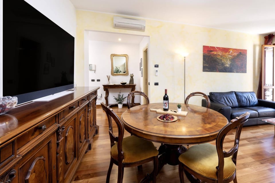 Communal lounge/ TV room, TV and multimedia, Living room, Seating area, air conditioner