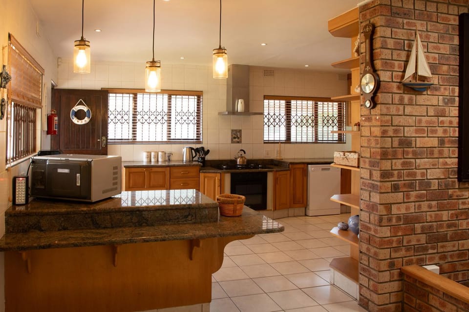 Coffee/tea facilities, Kitchen or kitchenette, dishwasher, oven, stove