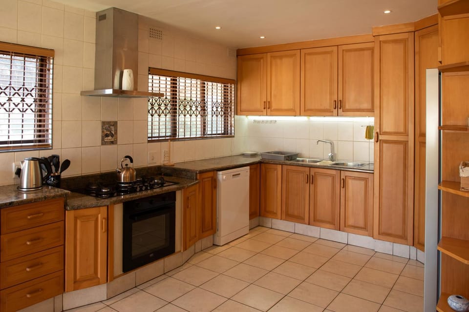Coffee/tea facilities, Kitchen or kitchenette, dishwasher, oven, stove