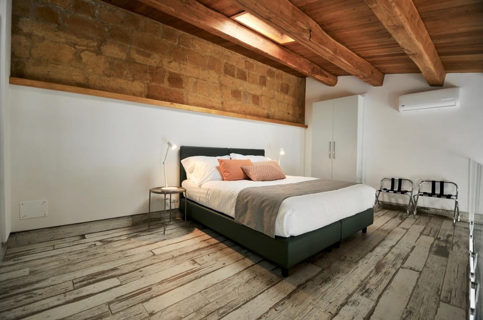Photo of the whole room, Bedroom, air conditioner