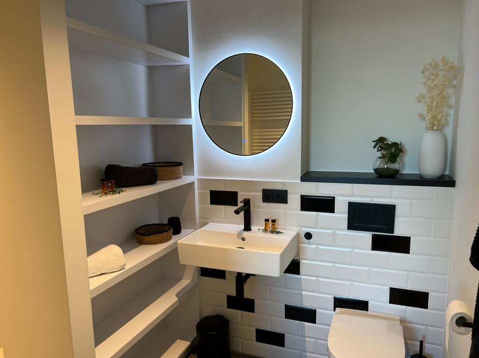 Toilet, Bathroom, towels