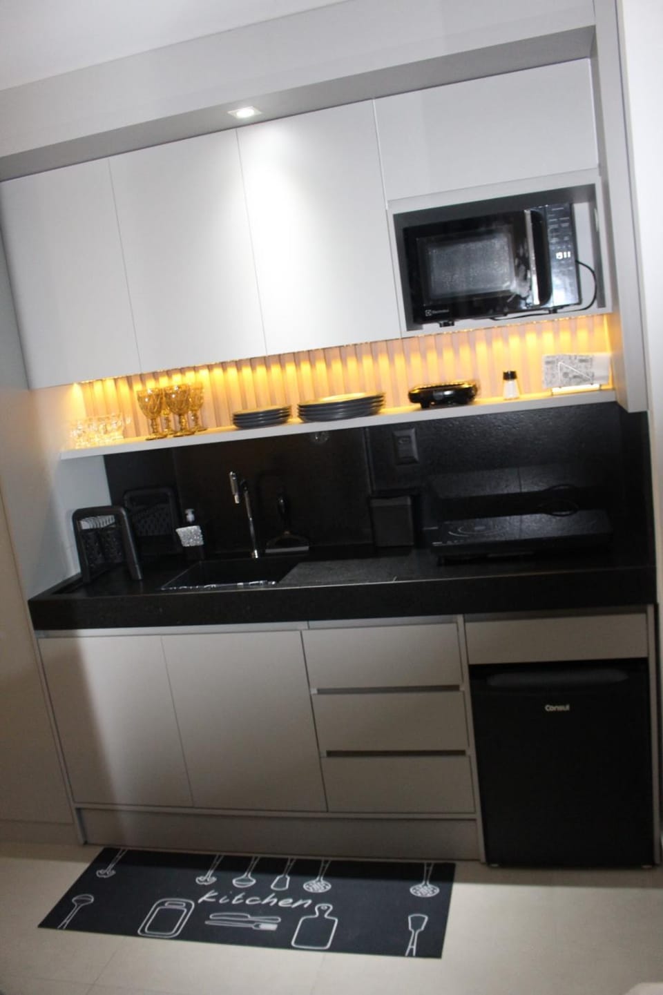 Kitchen or kitchenette, minibar, oven, stove