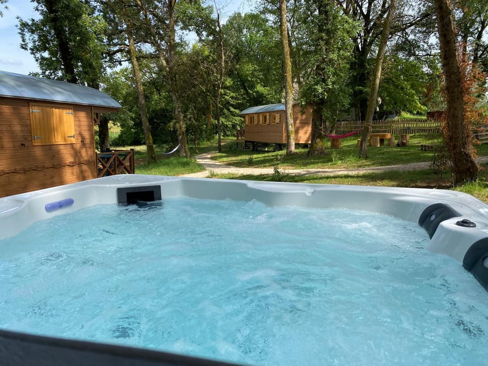 Les Roulottes de l Herm Piscine Jacuzzi Perigord Farm Stay in Nouvelle-Aquitaine