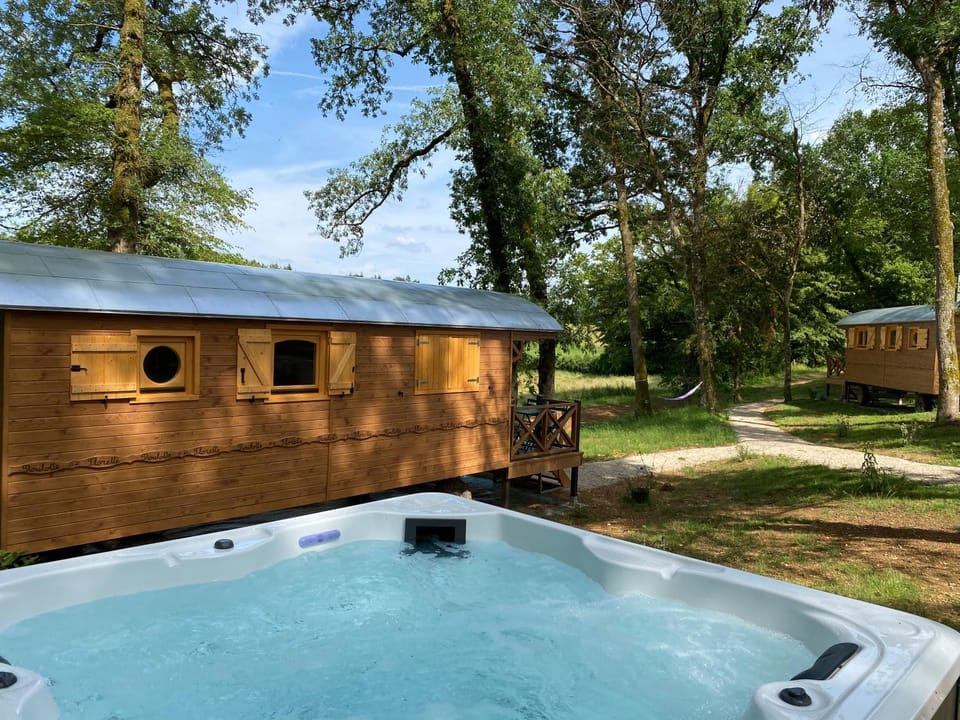 Les Roulottes de l Herm Piscine Jacuzzi Perigord Farm Stay in Nouvelle-Aquitaine