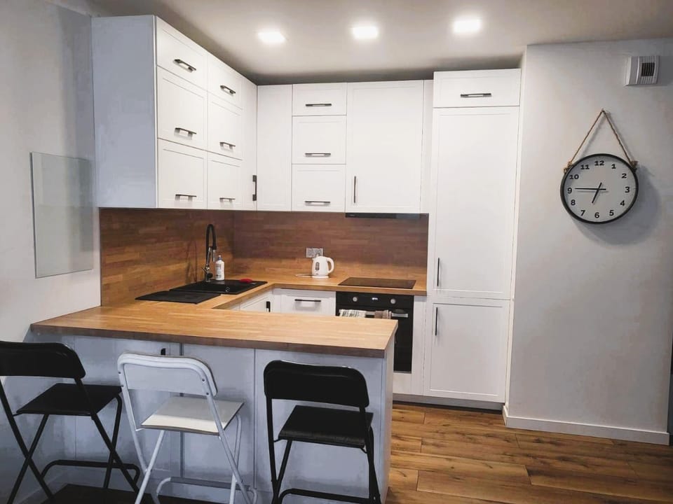 Kitchen or kitchenette, Dining area, minibar, stove
