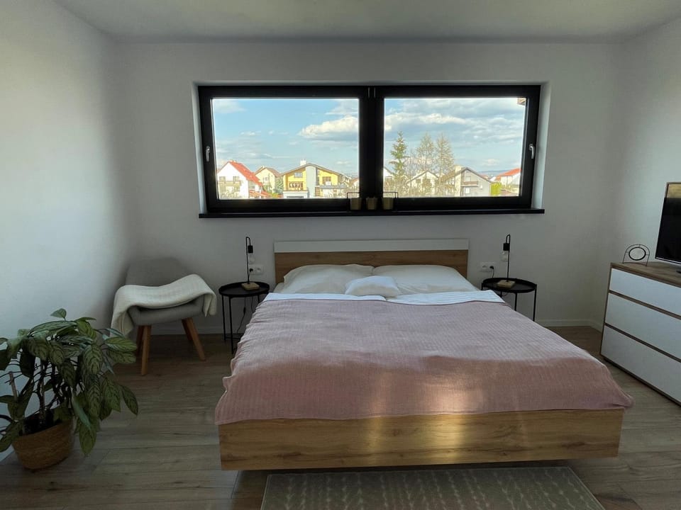 TV and multimedia, Photo of the whole room, Bedroom