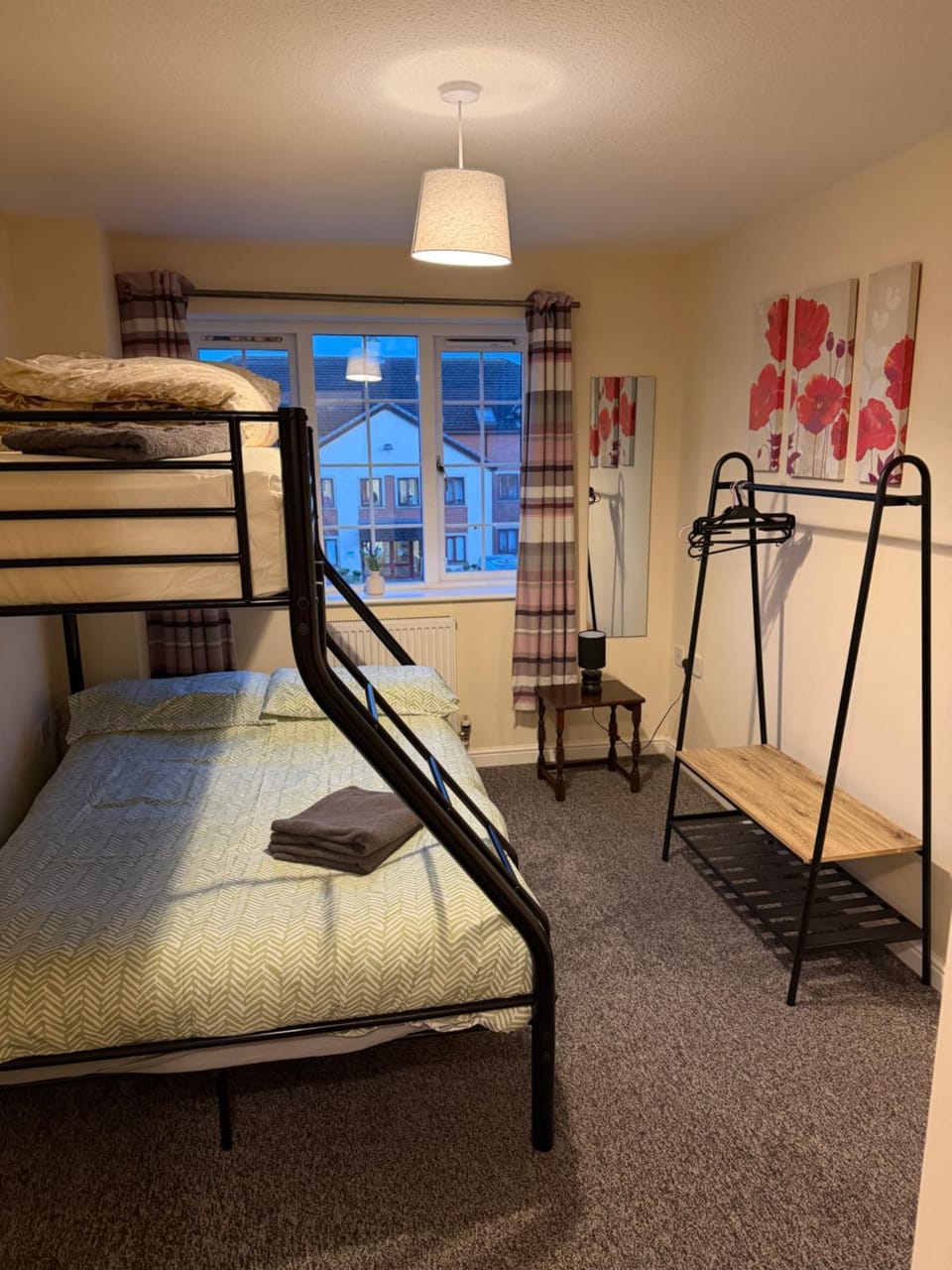 Large, 3 Floors, Sleeps 14, 3 Baths, View, Parking, Grimsby Cleethorpes House in Grimsby