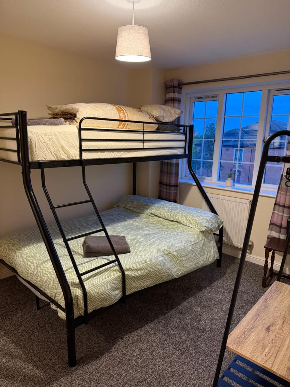 Large, 3 Floors, Sleeps 14, 3 Baths, View, Parking, Grimsby Cleethorpes House in Grimsby