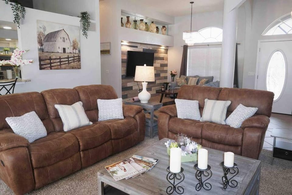 Peachland getaway with pool and tiki bar House in Port Charlotte