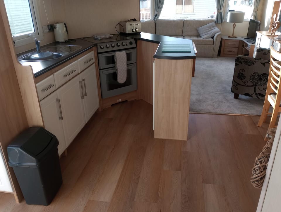 Kitchen or kitchenette, pet friendly, stove