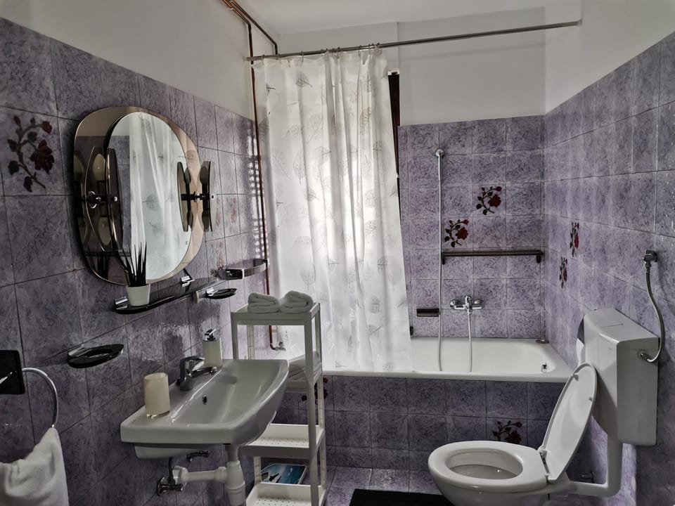 Shower, Toilet, Bathroom, Bath