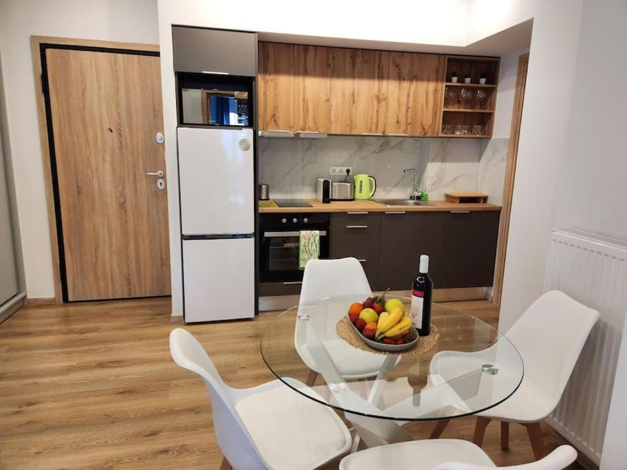 Coffee/tea facilities, Kitchen or kitchenette, Seating area, Dining area, oven, toaster