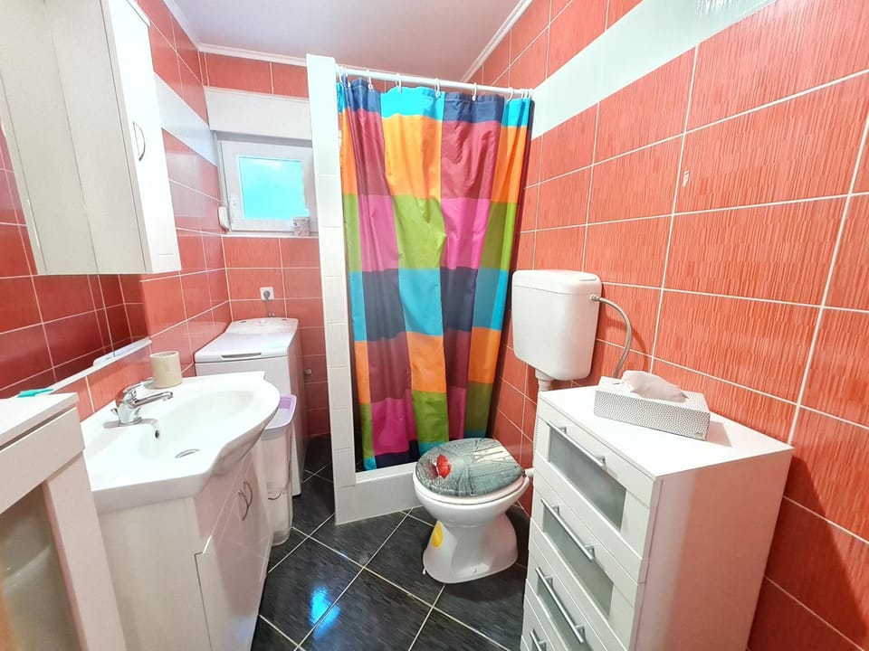 Shower, Toilet, Bathroom, washing machine