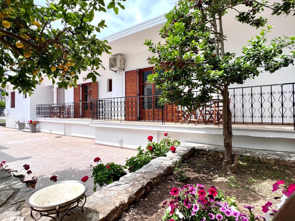 Property building, Patio, Balcony/Terrace, Garden view