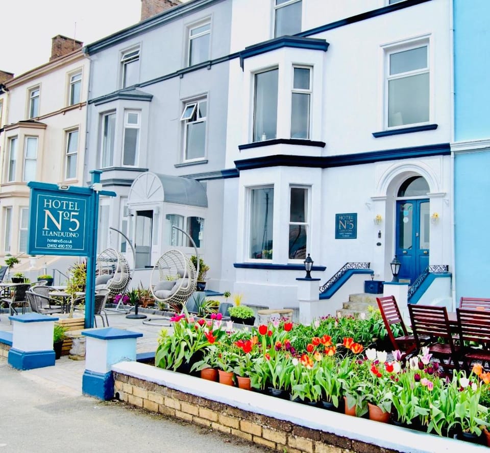 Property building, Balcony/Terrace, Garden view, Street view